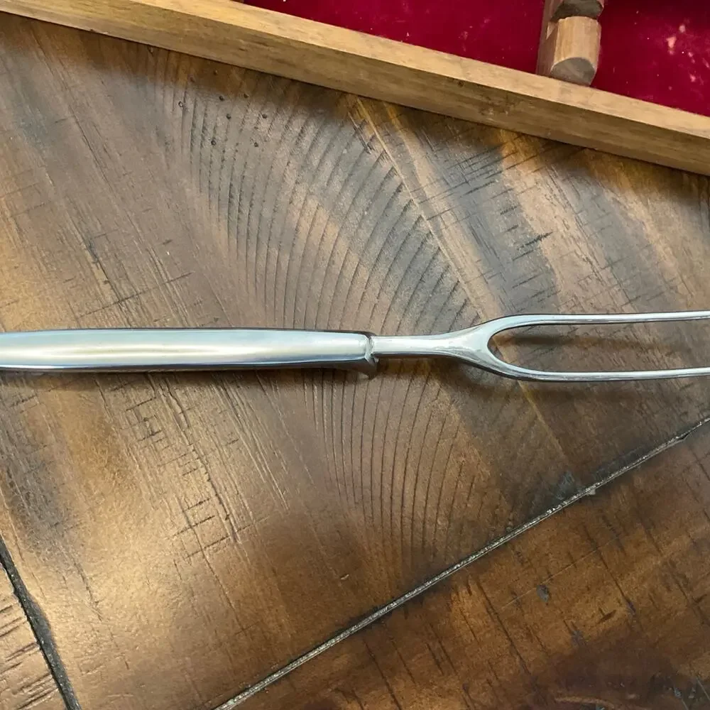Vintage Gerber Legendary Blades 2‎ piece carving set in a walnut case